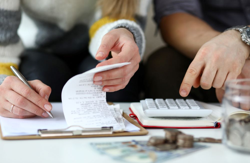 A young couple sitting budgeting together.